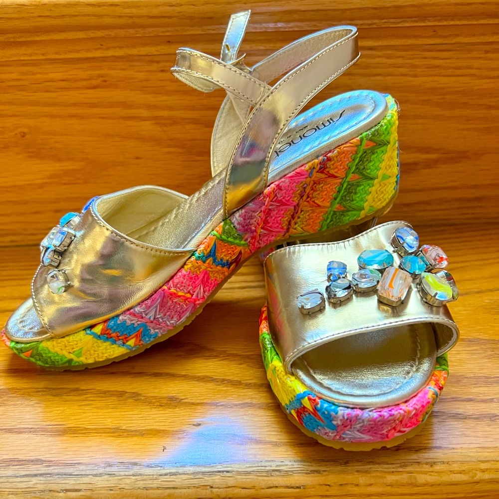Stunning wedges. Popular Italian brand!🦋